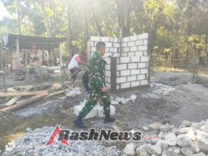 Babinsa Bersinergi dengan Masyarakat Bangun WC Sehat di Desa Tuakele