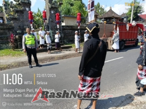 Bhabinkamtibmas Desa Marga Dajan Puri Berikan Pelayanan Atensi Tapakan Pura Bale Agung Sembung Lunga Ke Pura Pucak Bukit Kembar