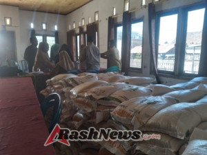 Kepala Desa Kananga dan Babinsa Pastikan Pembagian Bantuan Pangan Berjalan Lancar