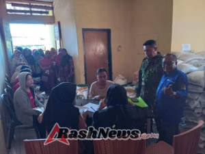 Dukung Ketahanan Pangan, Babinsa Desa Leseng Awasi Distribusi Bantuan Pangan dari Kemensos