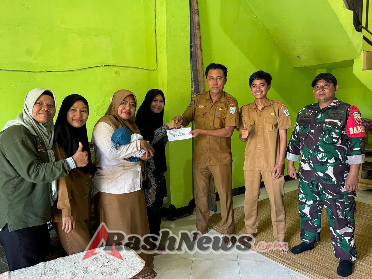 Dukung Program Kesehatan, Babinsa Bukit Damai Hadiri Penyaluran Bantuan untuk Ibu Melahirkan