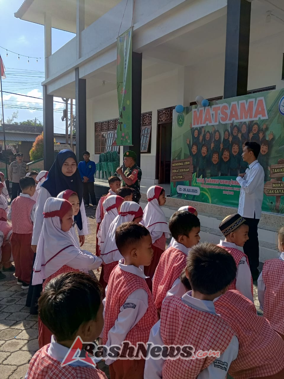 Wujud Nyata Sinergitas Dan Komitmen Dukung Pendidikan, Babinsa Kampung Kusamba Latih Pelajar MI Bahrul Ulum