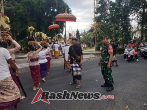 TNI Dekat Rakyat: Babinsa Sayan Aktif Jaga Kelancaran Piodalan Adat