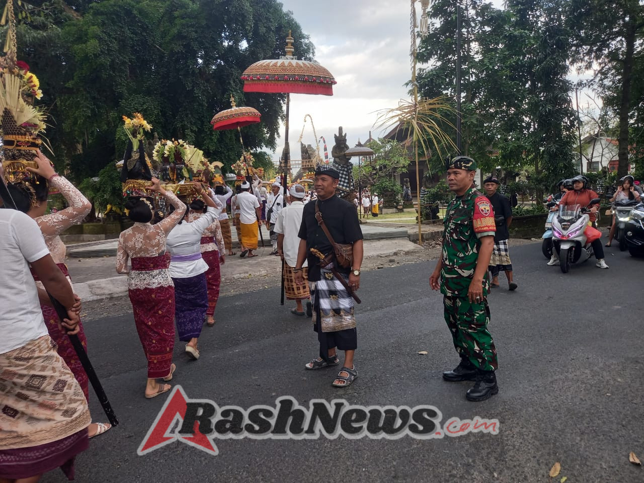 TNI Dekat Rakyat: Babinsa Sayan Aktif Jaga Kelancaran Piodalan Adat