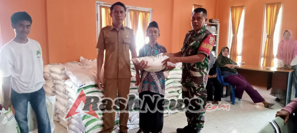 Bantuan Beras untuk Warga Katua, TNI Pastikan Distribusi Tepat Sasaran