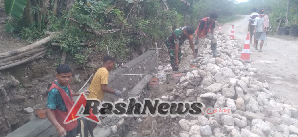 Babinsa Koramil 1618-06/Bian Bantu Warga Bangun Saluran Air di Desa Oepuah