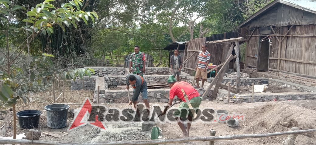 Babinsa Koramil 1618-05/Biut Ajak Warga Utamakan Keamanan dan Gotong Royong Saat Bantu Bangun Rumah