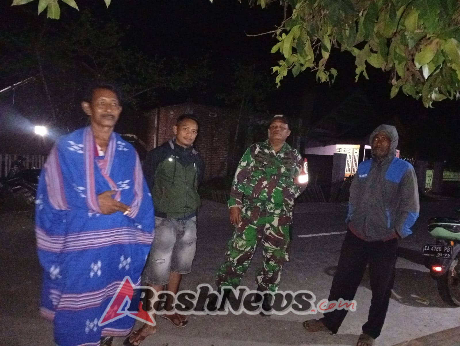 Tingkatkan Keamanan, Babinsa Kilo Patroli Malam Bersama Warga