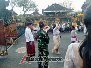 Babinsa Semarapura Tengah dan Negari Kawal Upacara Keagamaan, Pastikan Berjalan Lancar