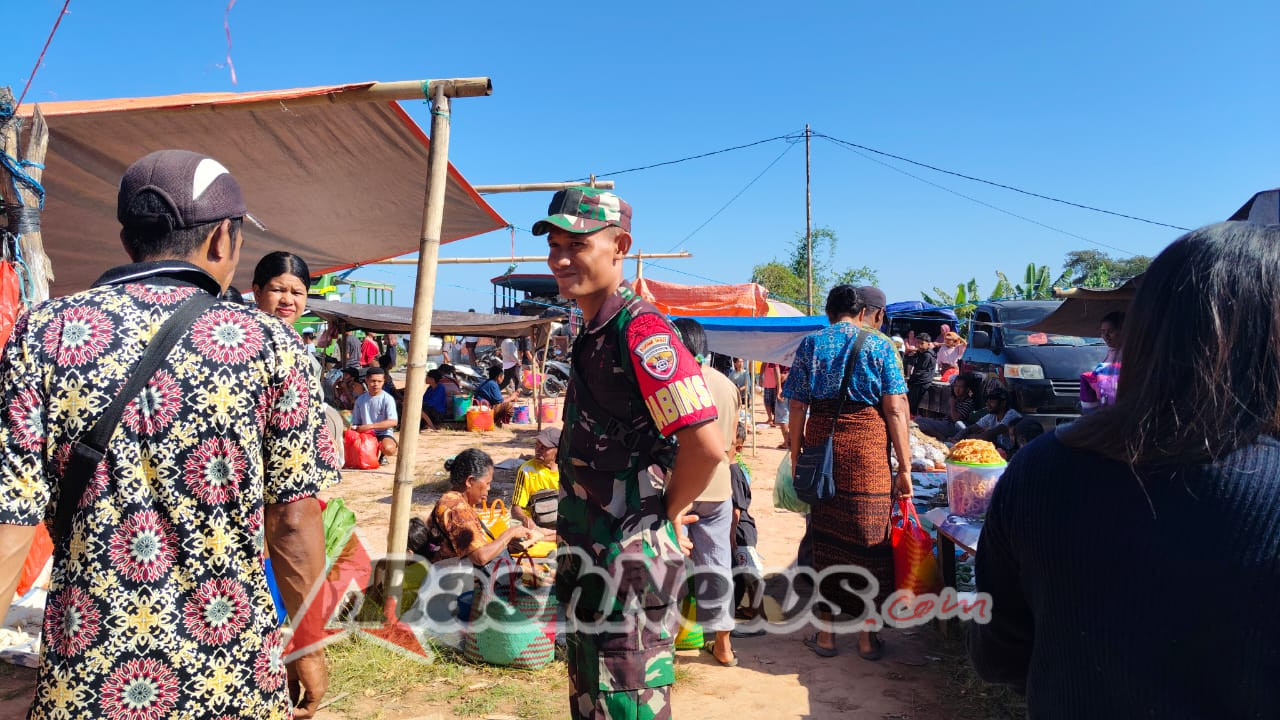 Pamwil dan Komsos, Babinsa Koramil Maurole Pererat Kemanunggalan di Pasar Detukeli