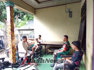 Babinsa 1602-03/Detusoko Ajak Warga Desa Aelipo Jaga Kondusifitas Lingkungan