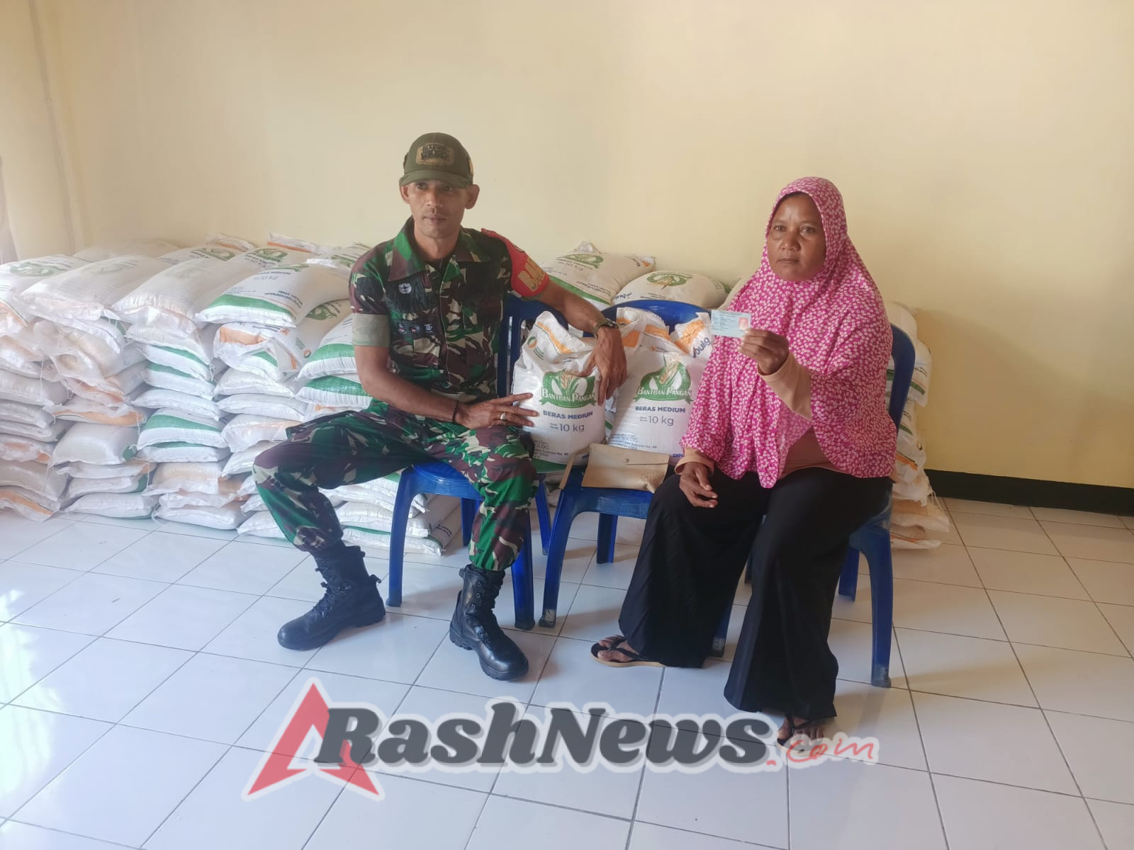 113 Warga Terima Bantuan Pangan, Babinsa Mujahidin Beri Pendampingan