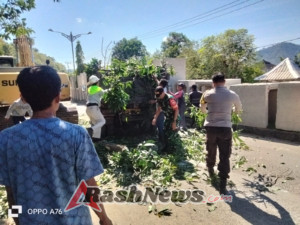 Wujudkan Kepedulian, Babinsa dan Warga Kota Baru Kompak Gotong Royong
