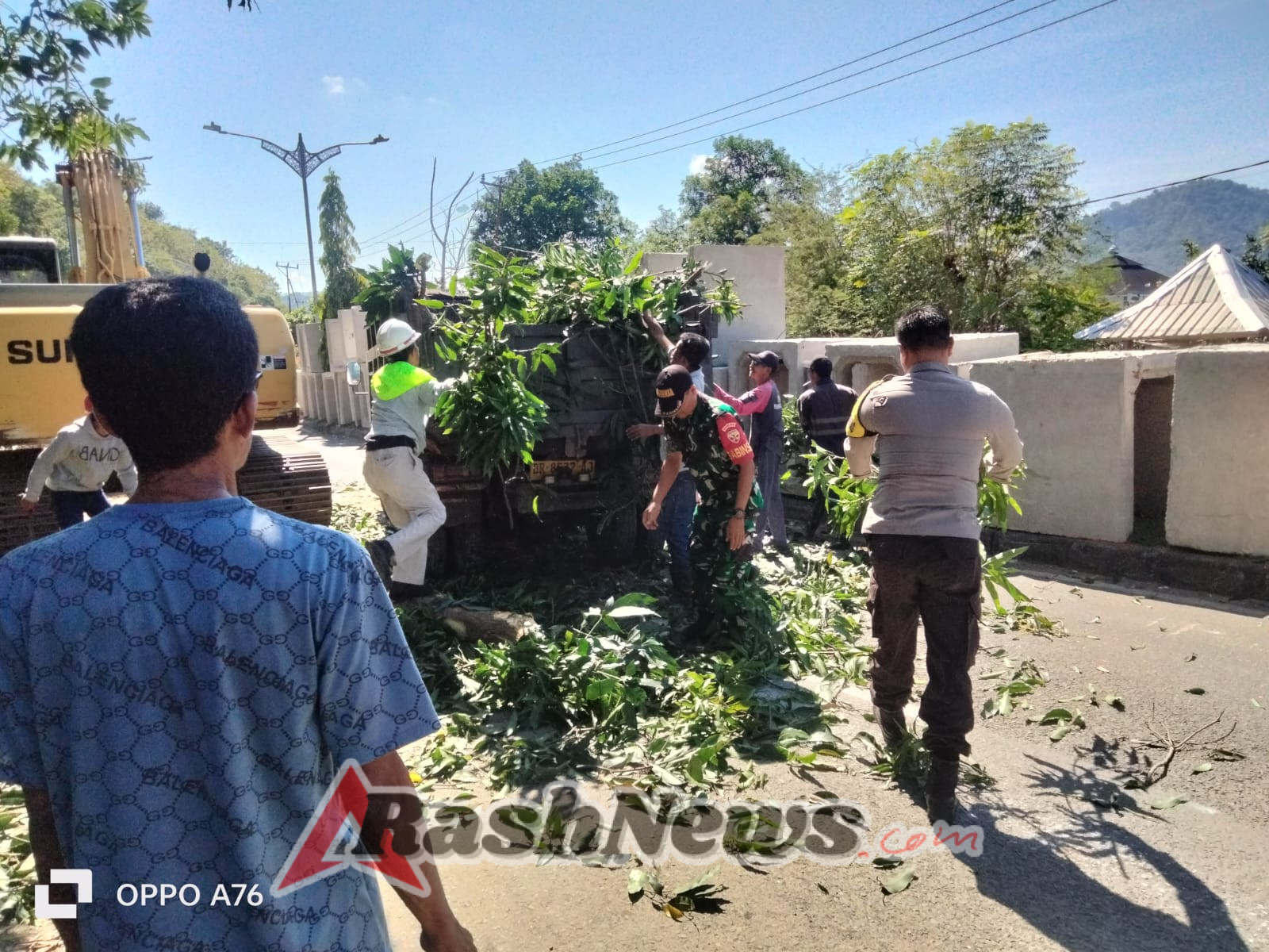 Wujudkan Kepedulian, Babinsa dan Warga Kota Baru Kompak Gotong Royong