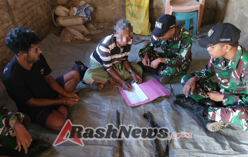 Satgas Yonif 741/GN Pos Fohululik Terima Penyerahan Senjata dari Kepala Suku