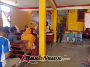 TNI Hadir untuk Rakyat, Babinsa Alor Amankan Penyaluran Beras Bantuan Pemerintah