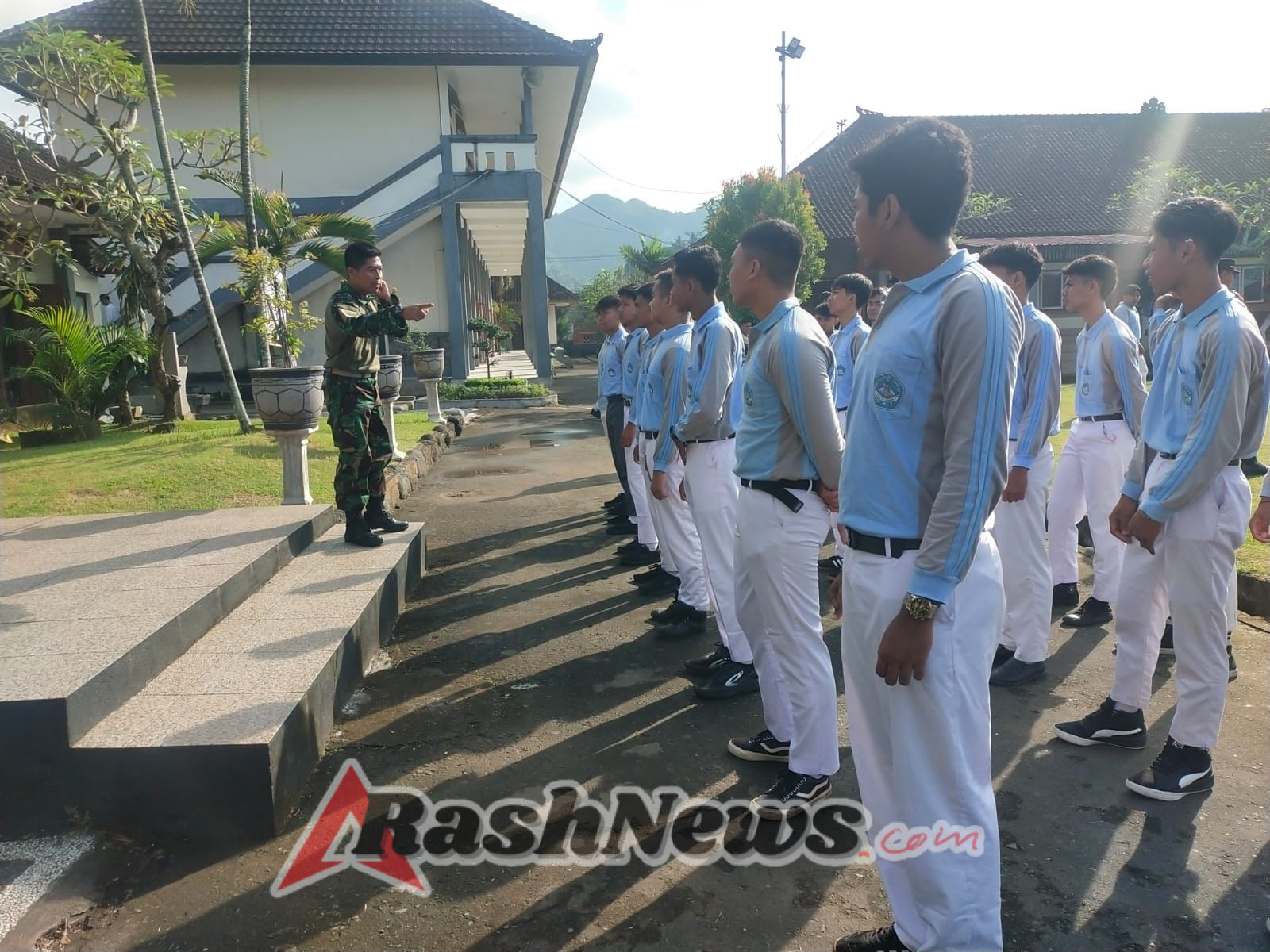 Babinsa Gunaksa Manfaatkan MPLS untuk Bentuk Disiplin dan Karakter Siswa