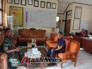 Kunjungi Sekolah, Babinsa Semarapura Kangin Laksanakan Komsos dan Puldata Teritorial