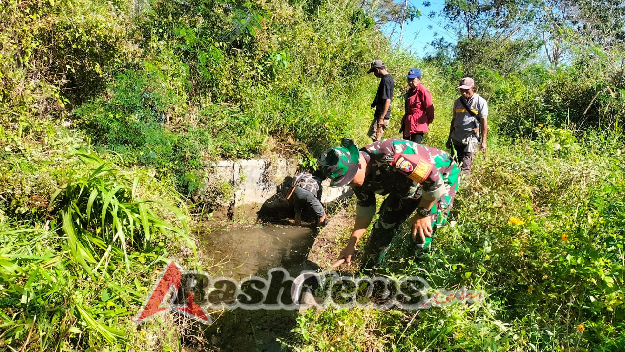 Babinsa Laihau Turun Tangan Bersihkan Irigasi Pertanian
