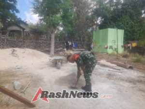 Wujudkan Manunggal TNI – Rakyat, Babinsa Bantu Warga Bangun Rumah