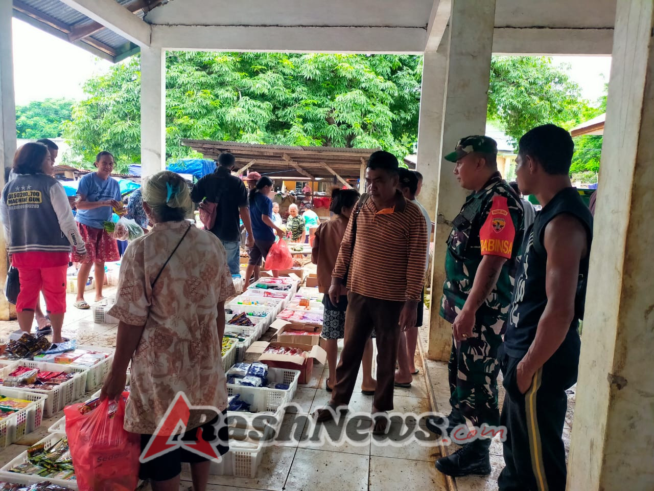 Pantau Aktifitas Pasar Babinsa Komsos Dengan Pedagang Jalin Kedekatan