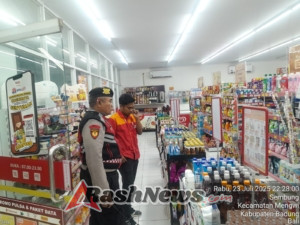 Cegah Gangguan Kamtibmas Samapta Polsek Mengwi Sambangi Pertokoan Sampaikan Imbauan Kepada Karyawan dan Pengunjung