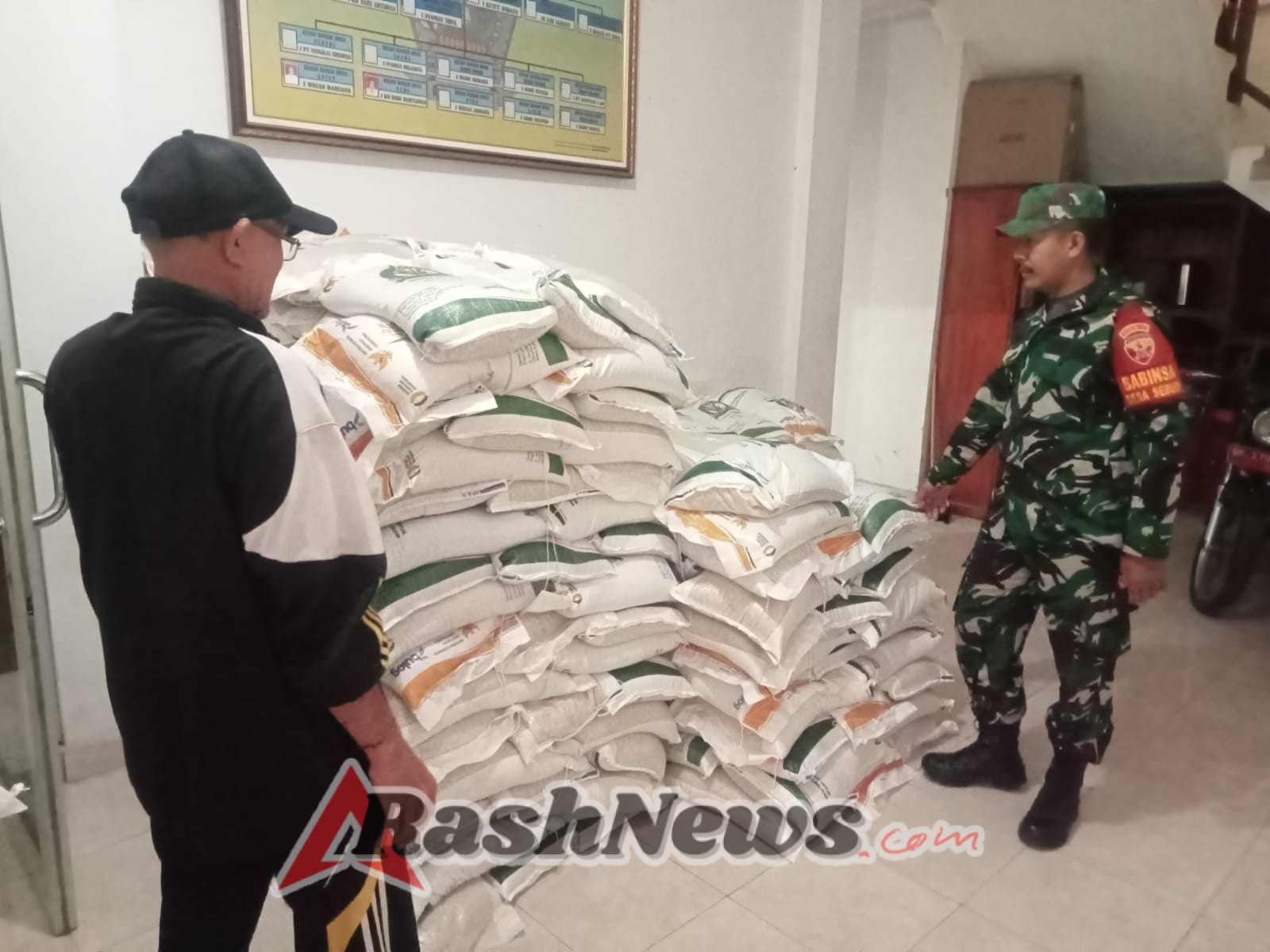 Babinsa 1623-06/Selat dampingi pendistribusian bantuan beras CPP.