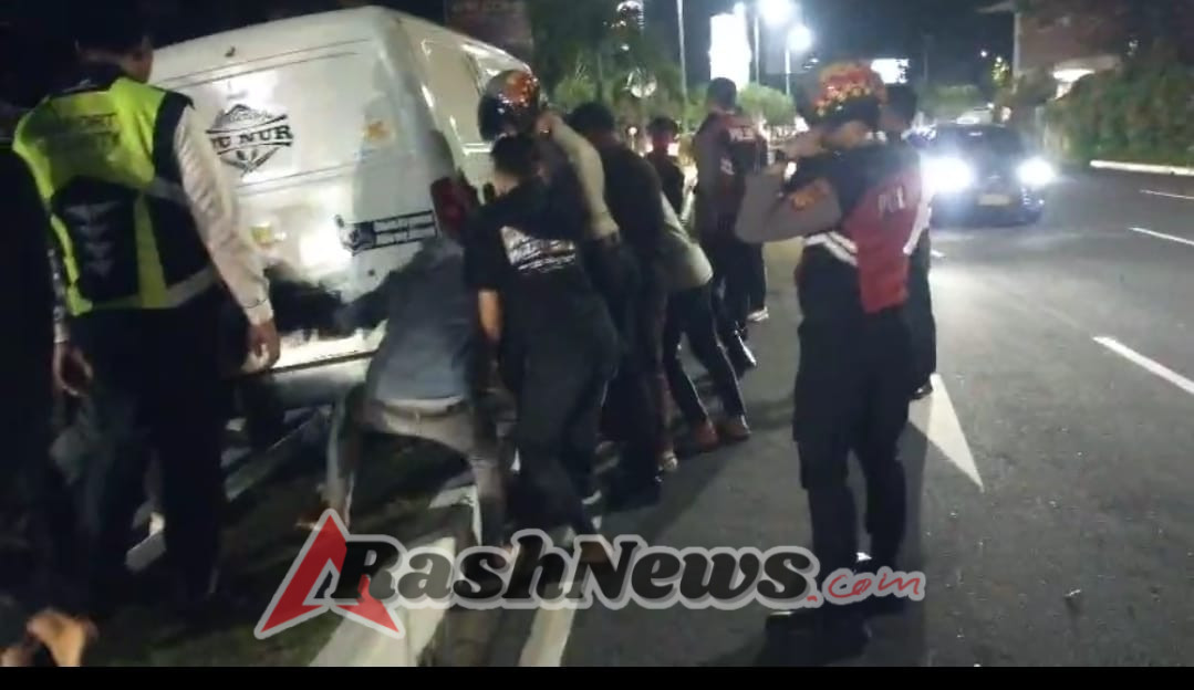 Polres Bandara Ngurah Rai Bersama Warga Evakuasi Mobil Box Tersangkut di Median Jalan