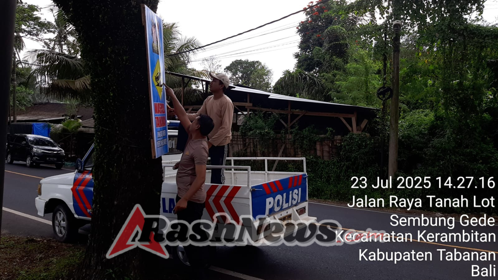 Upaya Polsek Kerambitan Mencegah Kemacetan dan Kecelakaan lalu lintas Tanjakan Lucky Motor Ds. Samsam dipasang Spanduk Peringatan.