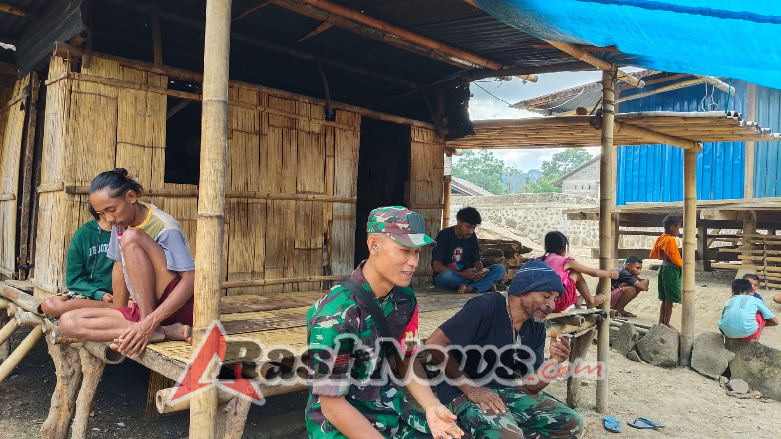 Wujudkan Wilayah Aman, Babinsa Maurole Laksanakan Komsos dan Pengamanan di Wilayah Binaan