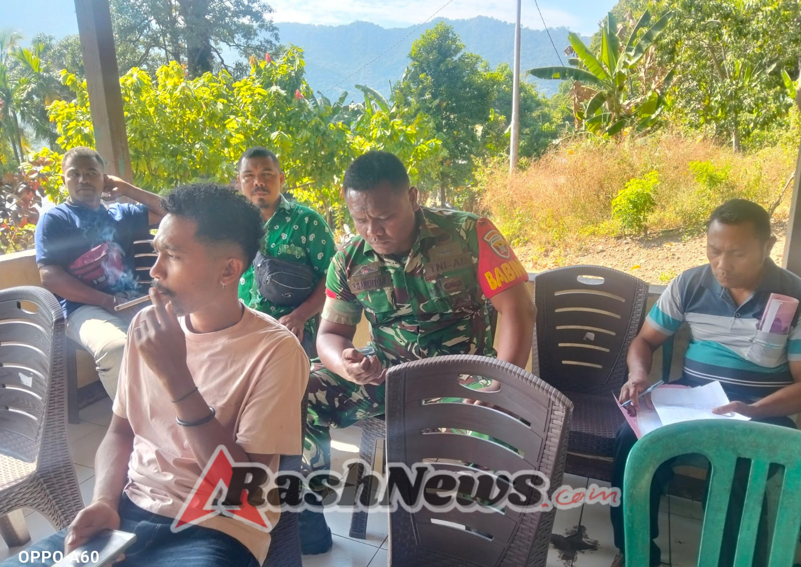 Babinsa Ende Bina Masyarakat Desa Watukamba Lewat Komsos dan Puldata