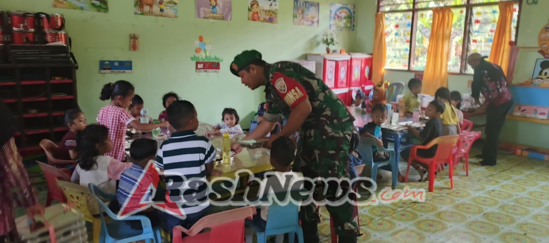 Pembagian Makan Bergizi untuk Anak TK, Babinsa Ende Turut Sukseskan Program Pemerintah