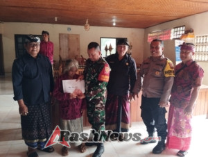 Sinergi TNI dan Aparat Desa Pedawa Sukseskan Pembagian BLT Bulan Juli