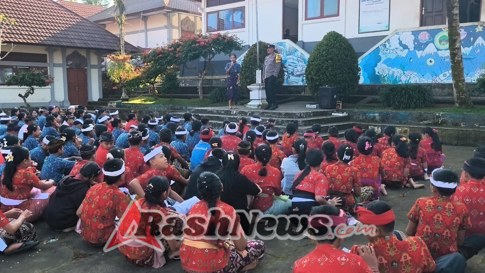 Polri Sahabat Anak, Bhabinkamtibmas Desa Padangan Sosialisasikan Pencegahan Kenakalan Remaja di SMPN 4 Pupuan