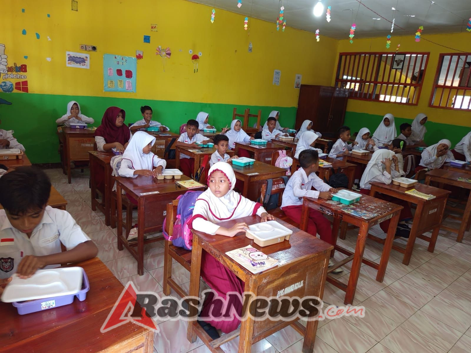 Babinsa Kelurahan Wetabua Awasi Distribusi Makanan Sehat di Sekolah Dasar