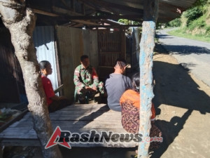 Dekat dengan Rakyat, Babinsa 1602-02/Wolowaru Jalin Komsos di Desa Detupera