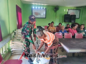 Babinsa Desa Geliting Dampingi Pendistribusian Bantuan Beras untuk 118 KK.