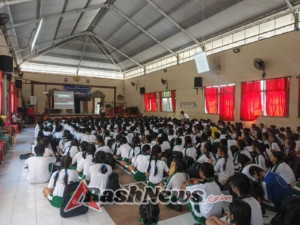 Polda Bali – Polres Tabanan – Humas Tabanan. Generasi Muda Dibekali Wawasan Sejak Dini Demi Masa Depan Bebas Narkoba, Tabanan, Hari Kamis, 24 Juli 2025. Guna membentengi generasi muda dari bahaya penyalahgunaan narkoba, Polres Tabanan melalui Satuan Reserse Narkoba menggelar kegiatan sosialisasi kepada siswa baru SMP Negeri 1 Tabanan. Kegiatan berlangsung dalam rangka Masa Pengenalan Lingkungan Sekolah (MPLS), mulai pukul 10.00 hingga 11.00 Wita, dengan melibatkan sebanyak 481 siswa.  Kasat Reserse Narkoba Polres Tabanan AKP I Ketut Ananta, S.H. hadir langsung sebagai narasumber dalam kegiatan tersebut. Kasat Narkoba menyampaikan materi seputar jenis-jenis narkoba, dampak buruk yang ditimbulkan bagi fisik, mental, hingga masa depan pengguna, serta langkah-langkah pencegahan dan upaya yang dapat dilakukan pelajar jika menghadapi situasi yang mencurigakan terkait narkoba.  Sesi sosialisasi berlangsung interaktif dan penuh antusiasme. Dalam sesi tanya jawab, beberapa siswa aktif bertanya tentang cara mengenali ciri-ciri pengguna narkoba, serta apa yang harus dilakukan jika menemukan makanan yang diduga mengandung zat berbahaya. Pertanyaan-pertanyaan tersebut menunjukkan bahwa para siswa memiliki kesadaran dan rasa ingin tahu yang tinggi untuk melindungi diri dan lingkungan sekitar.  Kegiatan yang berlangsung selama satu jam ini berakhir dalam suasana aman, tertib, dan penuh edukasi. Seijin Kapolres Tabanan AKBP I Putu Bayu Pati, S.I.K., M.H., AKP Ananta menyampaikan” komitmen Polres Tabanan untuk terus hadir di tengah-tengah pelajar dan masyarakat dalam upaya preventif penyalahgunaan narkoba, demi mewujudkan generasi yang sehat, cerdas, dan bebas dari narkotika.  Humas Polres Tabanan