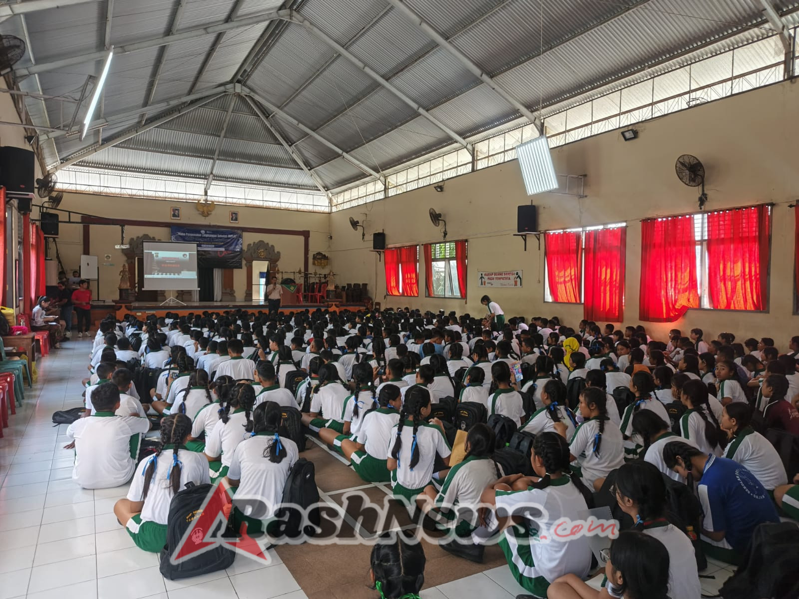 Polda Bali – Polres Tabanan – Humas Tabanan. Generasi Muda Dibekali Wawasan Sejak Dini Demi Masa Depan Bebas Narkoba, Tabanan, Hari Kamis, 24 Juli 2025. Guna membentengi generasi muda dari bahaya penyalahgunaan narkoba, Polres Tabanan melalui Satuan Reserse Narkoba menggelar kegiatan sosialisasi kepada siswa baru SMP Negeri 1 Tabanan. Kegiatan berlangsung dalam rangka Masa Pengenalan Lingkungan Sekolah (MPLS), mulai pukul 10.00 hingga 11.00 Wita, dengan melibatkan sebanyak 481 siswa.  Kasat Reserse Narkoba Polres Tabanan AKP I Ketut Ananta, S.H. hadir langsung sebagai narasumber dalam kegiatan tersebut. Kasat Narkoba menyampaikan materi seputar jenis-jenis narkoba, dampak buruk yang ditimbulkan bagi fisik, mental, hingga masa depan pengguna, serta langkah-langkah pencegahan dan upaya yang dapat dilakukan pelajar jika menghadapi situasi yang mencurigakan terkait narkoba.  Sesi sosialisasi berlangsung interaktif dan penuh antusiasme. Dalam sesi tanya jawab, beberapa siswa aktif bertanya tentang cara mengenali ciri-ciri pengguna narkoba, serta apa yang harus dilakukan jika menemukan makanan yang diduga mengandung zat berbahaya. Pertanyaan-pertanyaan tersebut menunjukkan bahwa para siswa memiliki kesadaran dan rasa ingin tahu yang tinggi untuk melindungi diri dan lingkungan sekitar.  Kegiatan yang berlangsung selama satu jam ini berakhir dalam suasana aman, tertib, dan penuh edukasi. Seijin Kapolres Tabanan AKBP I Putu Bayu Pati, S.I.K., M.H., AKP Ananta menyampaikan” komitmen Polres Tabanan untuk terus hadir di tengah-tengah pelajar dan masyarakat dalam upaya preventif penyalahgunaan narkoba, demi mewujudkan generasi yang sehat, cerdas, dan bebas dari narkotika.  Humas Polres Tabanan