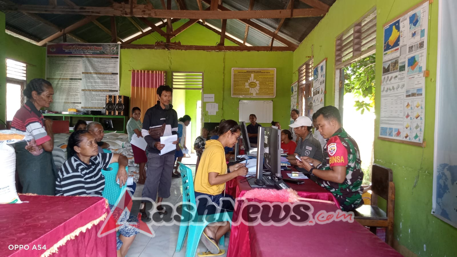 Babinsa Lewoleba Pastikan Bantuan Beras Bulog Tepat Sasaran di Desa Pada