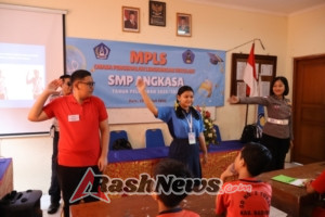 Sat Lantas Polres Bandara Edukasi Siswa SMP Angkasa Tuban dalam MPLS 2025: Tertib Lalu Lintas Sejak Dini!