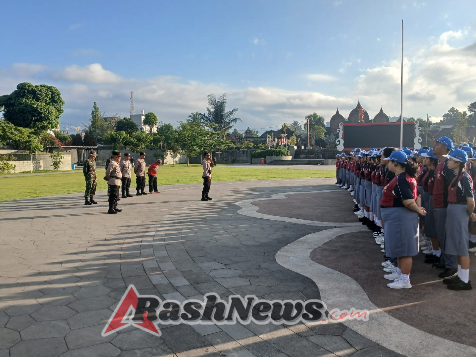 Babinsa Kelurahan Kawan Pimpin Langsung Latihan PBB untuk 800 Siswa SMAN 1 Bangli