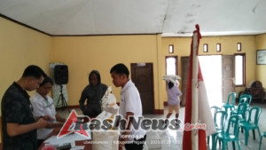 Babinsa Koramil 1625-01/Bajawa Aktif Kawal Bantuan Beras untuk Warga Desa Ubedolumolo