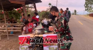 Berbagi Kasih, Satgas Pos Asumanu Keliling Desa Binaan Bagikan Bubur Kacang