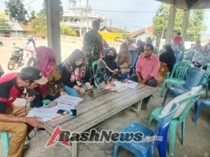 TNI Hadir di Tengah Rakyat: Babinsa Bantu Bagikan Beras di Wilayah Binaan