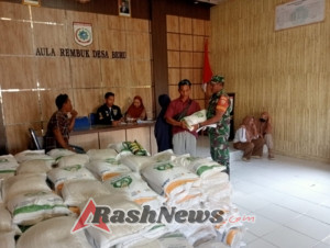 Babinsa dan Pemdes Beru Salurkan Bantuan Beras bagi Warga Kurang Mampu