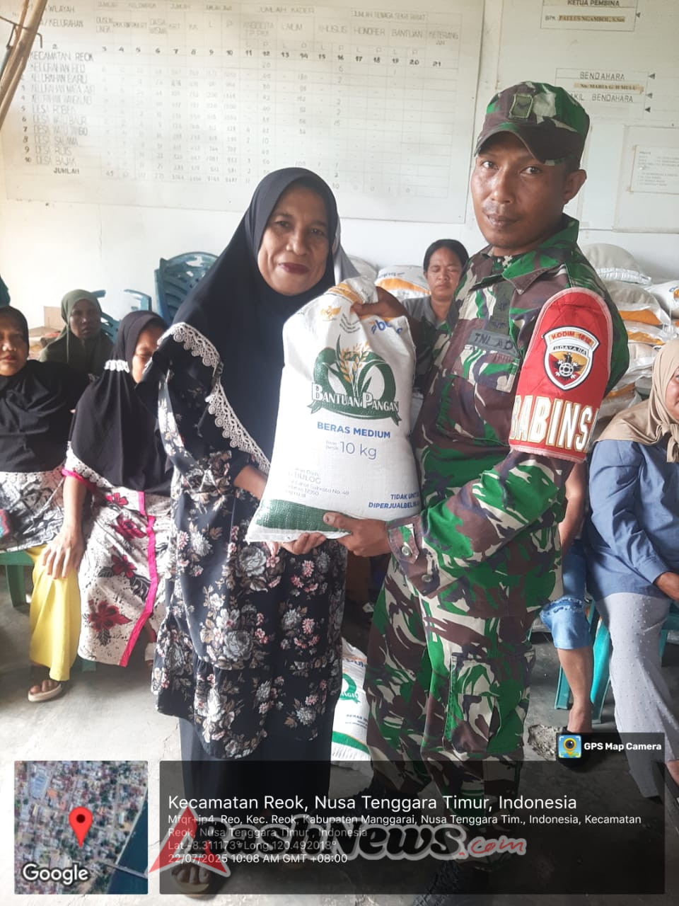 Sinergi TNI dan Pemerintah, Babinsa Reok Kawal Distribusi Bantuan Pangan untuk Warga