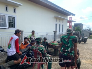 Anggota Satgas TMMD Melaksanakan Komsos di Lokasi