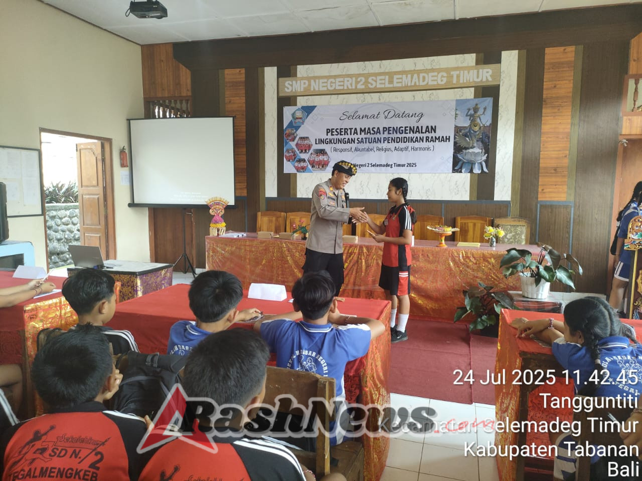 Kapolsek Seltim Jadi Narasumber MPLS di SMPN 2 Seltim, Tanamkan Disiplin dan Wawasan Sejak Dini