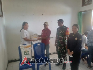 Warga Paupire Apresiasi Kehadiran Babinsa dalam Penyaluran Bantuan Beras Pemerintah